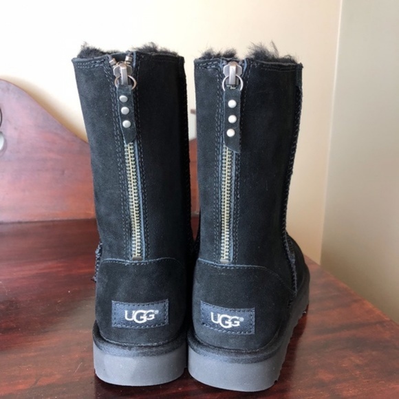 UGG  Back Zip Black Short Boot 6 NWOB - Picture 4 of 7